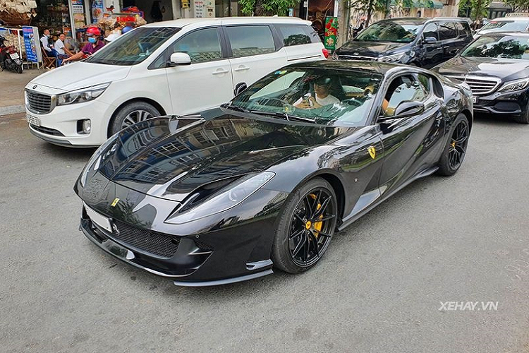 Về truyền động, Ferrari 812 Superfast được trang bị động cơ V12 hút khí tự nhiên 6.5L sản sinh công suất 800 mã lực và mô men xoắn cực đại 718 Nm. 812 Superfast dễ dàng bứt tốc từ 0 - 100 km/h trong 2,9 giây, tốc độ tối đa ở khoảng 340 km/h.