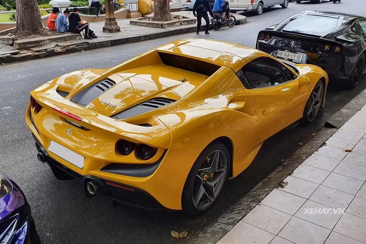 Ferrari F8 Spider thực ra chính là phiên bản mui trần của F8 Tributo, xe có phần mái gập kim loại, có thể đóng hoặc mở hoàn toàn chỉ trong 14 giây, nó cũng nhẹ hơn 20kg so với 488 Spider. Siêu xe mui trần mới nặng 1.400 kg trong khi người anh em Tributo Coupe chỉ nặng 1.330 kg.