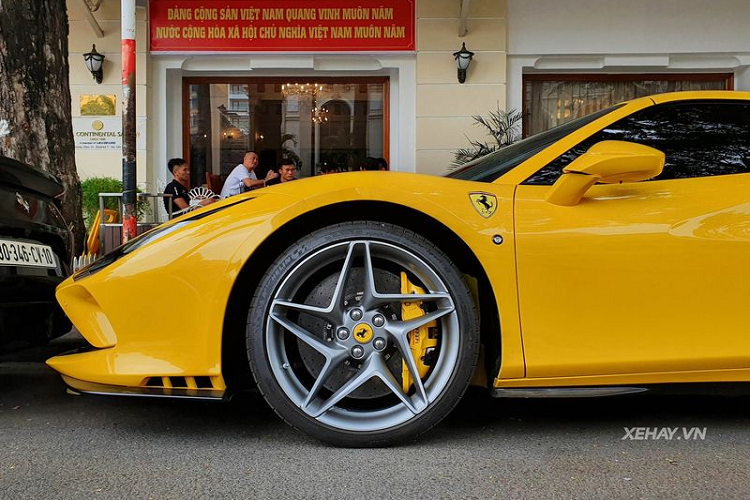 Về thiết kế ngoại thất, F8 Spider sở hữu ngôn ngữ thiết kế "S-Duct" với họng hút gió trước lấy cảm hứng từ xe đua F1, giúp tăng thêm 15% lực ép xuống mặt đường so với mẫu xe tiền nhiệm.