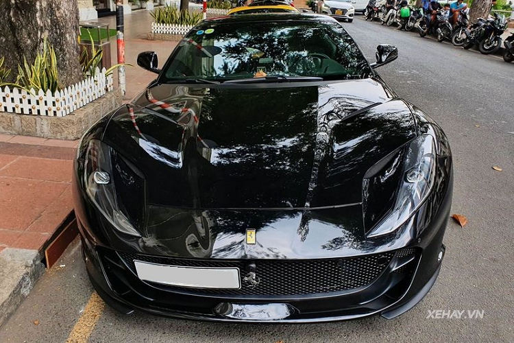 Ferrari 812 Superfast có thiết kế khá tương đồng với đàn anh F12berlinetta: nắp capo dài, khoang hành lý khá thoải mái…, tuy nhiên xe vẫn mang những nét đặc trưng của các thế hệ Ferrari mới như đèn pha LED kéo dài theo thân xe, hệ thống đèn hậu dạng vòng tròn kép…