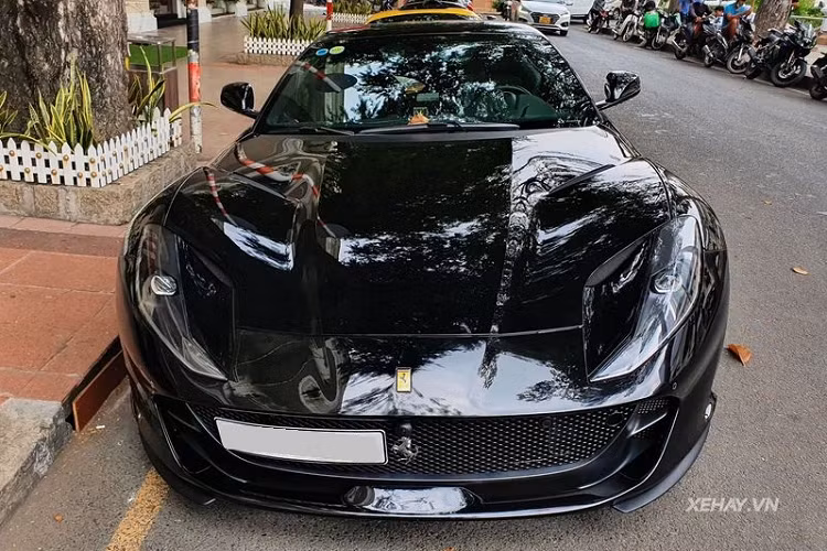 Ferrari 812 Superfast có thiết kế khá tương đồng với đàn anh F12berlinetta: nắp capo dài, khoang hành lý khá thoải mái…, tuy nhiên xe vẫn mang những nét đặc trưng của các thế hệ Ferrari mới như đèn pha LED kéo dài theo thân xe, hệ thống đèn hậu dạng vòng tròn kép…