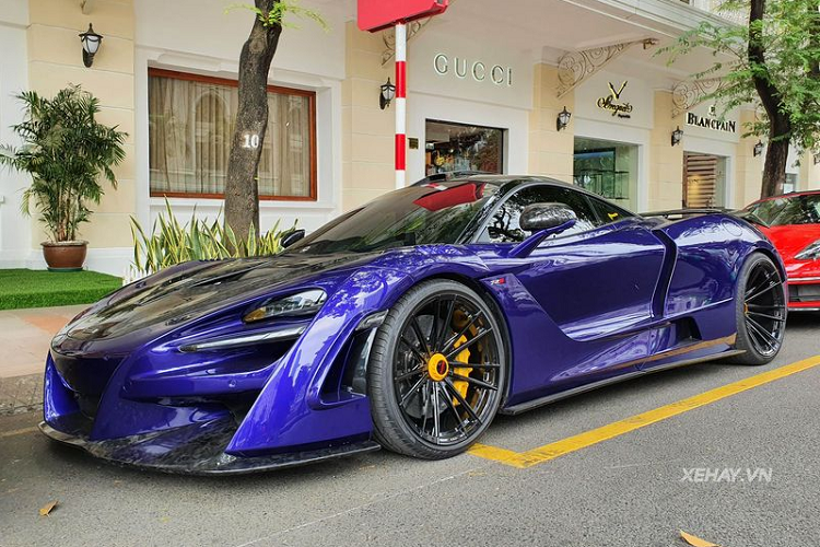 Cuối cùng, xếp sau hai chiếc Ferrari nhưng vẫn thu hút gần như toàn bộ ánh mắt là chiếc siêu phẩm Mclaren 720S sơn tím (tùy chọn trị giá 210 triệu đồng) có gói độ Novitec N-Largo độc nhất tại Việt Nam (cả thế giới chỉ có 15 gói độ này).