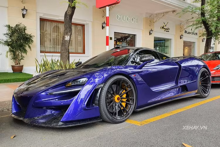 Cuối cùng, xếp sau hai chiếc Ferrari nhưng vẫn thu hút gần như toàn bộ ánh mắt là chiếc siêu phẩm Mclaren 720S sơn tím (tùy chọn trị giá 210 triệu đồng) có gói độ Novitec N-Largo độc nhất tại Việt Nam (cả thế giới chỉ có 15 gói độ này).