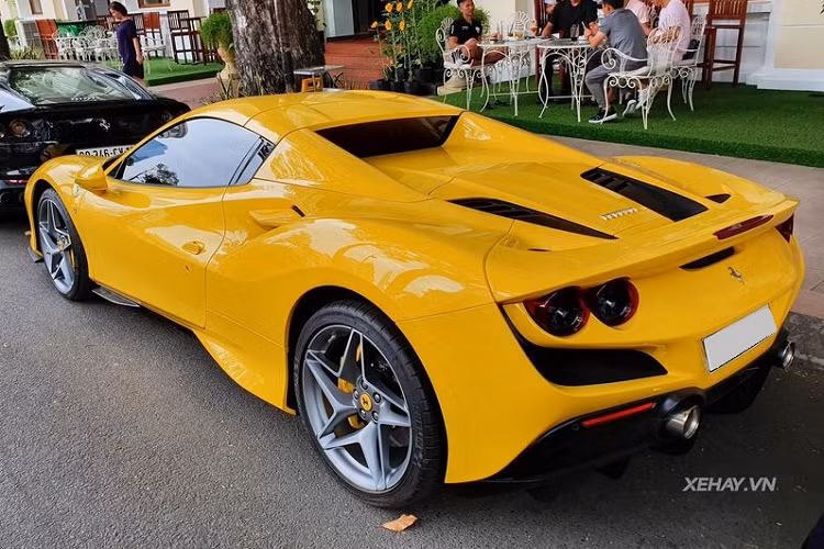 Phần đầu xe nổi bật với cụm đèn pha dạng Full-LED nằm ngang thanh mảnh, gọn gàng hơn, các khe hút gió mới đặt ngay bên trên giúp cải thiện luồng khí trong vòm bánh xe trước.