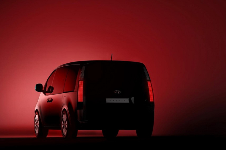 Hiện hãng Hyundai vẫn chưa công bố thông tin về động cơ và trang bị của mẫu MPV này. Chỉ biết rằng, Hyundai Staria sẽ có cả phiên bản Premium cao cấp hơn. Chiếc xe trong hình ảnh do hãng Hyundai tung ra cũng là của Staria Premium.