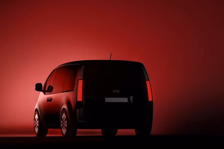 Hiện hãng Hyundai vẫn chưa công bố thông tin về động cơ và trang bị của mẫu MPV này. Chỉ biết rằng, Hyundai Staria sẽ có cả phiên bản Premium cao cấp hơn. Chiếc xe trong hình ảnh do hãng Hyundai tung ra cũng là của Staria Premium.