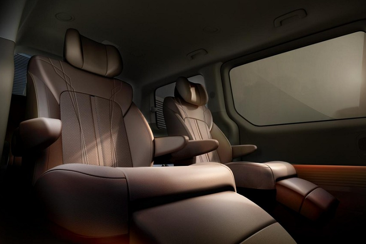 Bên sườn, Hyundai Staria được trang bị cửa sổ cỡ lớn, mở rộng, và đường chân kính hạ thấp, mang đến cảm giác cao cấp và rộng rãi cho nội thất trong xe. Ngoài ra, Hyundai Staria còn được trang bị cụm đèn hậu thiết kế dạng điểm ảnh (pixel) nằm dọc. Những phần còn lại của đuôi xe được thiết kế như những chiếc MPV thông thường khác.