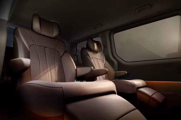 Bên sườn, Hyundai Staria được trang bị cửa sổ cỡ lớn, mở rộng, và đường chân kính hạ thấp, mang đến cảm giác cao cấp và rộng rãi cho nội thất trong xe. Ngoài ra, Hyundai Staria còn được trang bị cụm đèn hậu thiết kế dạng điểm ảnh (pixel) nằm dọc. Những phần còn lại của đuôi xe được thiết kế như những chiếc MPV thông thường khác.