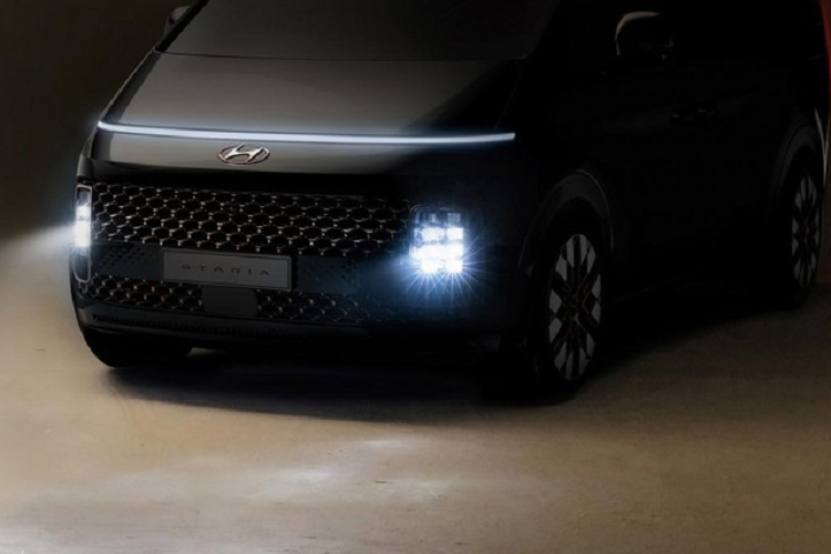 Bên trong xe MPV Hyundai Staria mới là không gian nội thất 7 chỗ với thiết kế sang trọng. Nội thất của xe chẳng những được bọc da mà còn đi kèm màn hình trung tâm cỡ lớn. Thêm vào đó là cửa gió điều hòa kéo dài trên mặt táp-lô. Qua Staria, hãng Hyundai mong muốn mang đến trải nghiệm di chuyển hoàn toàn mới cho người sử dụng.