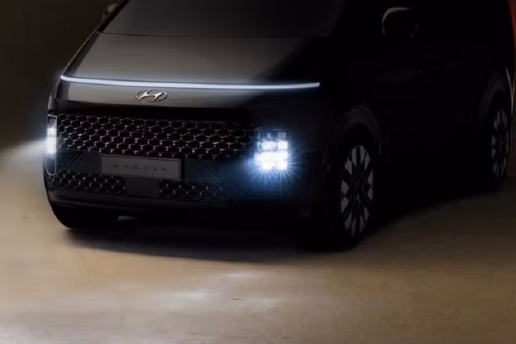 Bên trong xe MPV Hyundai Staria mới là không gian nội thất 7 chỗ với thiết kế sang trọng. Nội thất của xe chẳng những được bọc da mà còn đi kèm màn hình trung tâm cỡ lớn. Thêm vào đó là cửa gió điều hòa kéo dài trên mặt táp-lô. Qua Staria, hãng Hyundai mong muốn mang đến trải nghiệm di chuyển hoàn toàn mới cho người sử dụng.