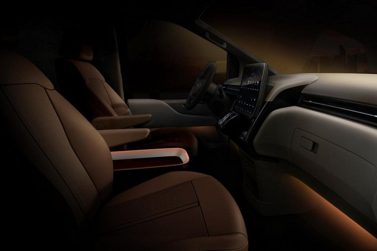 Bên ngoài, Hyundai Staria hoàn toàn mới sở hữu thiết kế độc đáo. Xe được trang bị lưới tản nhiệt cỡ lớn với mắt lưới giống Hyundai Santa Fe 2021. Nằm hai bên lưới tản nhiệt là cụm đèn pha vuông vắn. Đặc biệt, Hyundai Staria còn đi kèm dải đèn LED định vị ban ngày nằm trên nắp ca-pô. Dải đèn này kéo dài đến hết chiều rộng của nắp ca-pô và nằm ngay bên trên logo của hãng Hyundai.