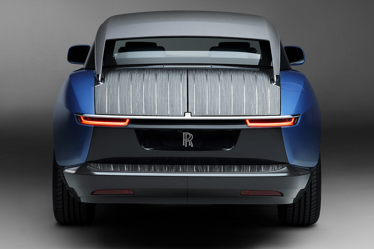 Chiếc Rolls-Royce Boat Tail được công bố có màu xanh lam ngoại thất và được đặt theo tên chủ xe. Rolls-Royce cho biết màu sắc này gợi lên ý nghĩa hàng hải, huyền ảo trong bóng râm và lấp lánh khi ở ngoài nắng.