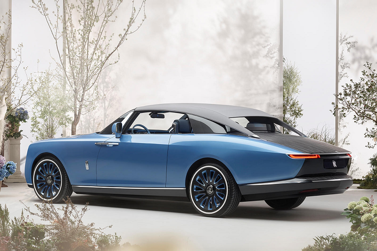 Mâm xe là chi tiết duy nhất trên Boat Tail có màu xanh lam sáng. Hãng xe Anh quốc đã mất 4 năm để chế tạo Boat Tail, mọi chi tiết đều được thiết kế riêng. Một điểm mới trên lưới tản nhiệt pantheon là có huy hiệu phát sáng.