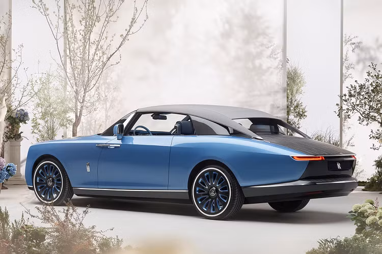 Mâm xe là chi tiết duy nhất trên Boat Tail có màu xanh lam sáng. Hãng xe Anh quốc đã mất 4 năm để chế tạo Boat Tail, mọi chi tiết đều được thiết kế riêng. Một điểm mới trên lưới tản nhiệt pantheon là có huy hiệu phát sáng.