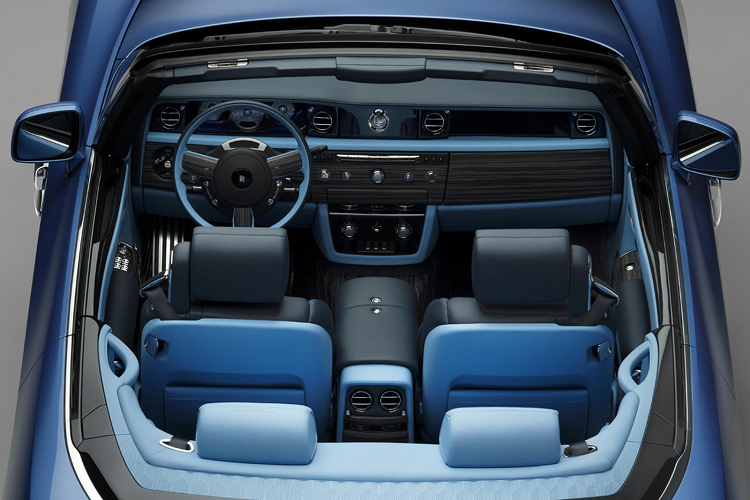 Rolls-Royce đã tạo ra 1.813 chi tiết hoàn toàn mới cho Boat Tail. Những chiếc ghế trong cabin cũng được đặt làm riêng. Chiếc xe này còn có những chiếc đồng hồ từ House of BOVET.