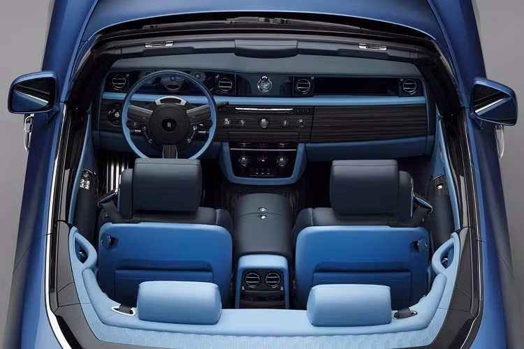 Rolls-Royce đã tạo ra 1.813 chi tiết hoàn toàn mới cho Boat Tail. Những chiếc ghế trong cabin cũng được đặt làm riêng. Chiếc xe này còn có những chiếc đồng hồ từ House of BOVET.