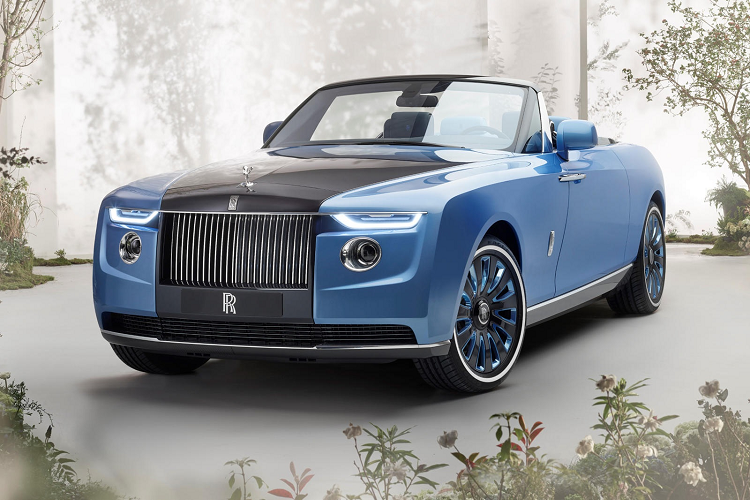 Lần gần nhất hãng xe siêu sang Rolls-Royce cho ra mắt một mẫu xe độc quyền là chiếc Sweptail trị giá 13 triệu USD vào năm 2017. Chỉ vài ngày sau khi thông báo sẽ mở lại bộ phận Coachbuilt, hãng liền tiết lộ mẫu xe Rolls-Royce Boat Tail đặc biệt. Mẫu xe này là một tác phẩm độc đáo được thiết kế riêng cho 3 khách hàng.