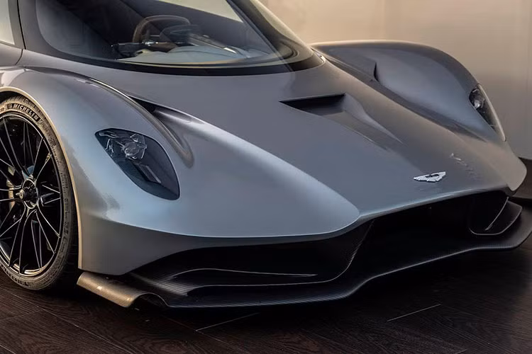 Ban đầu, Valhalla chỉ được dự định sản xuất 500 chiếc toàn thế giới nhưng sau đó con số này đã được nâng lên 999 chiếc. Aston Martin Valhalla sẽ được lên dây chuyền lắp ráp vào năm 2023.