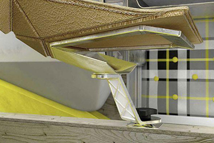 Comanns đã thay thế cửa sau bằng một cửa mở ba cạnh, do đó người bên trong có thể tự ý lựa chọn lượng không khí họ muốn đưa vào trong xe. Anh ấy thậm chí còn bao gồm cả giá phơi đồ ở phần cửa mở lên trên. Nhìn chung, Comanns đã suy nghĩ đến mọi tình huống phát sinh, ngoại trừ nhà vệ sinh – chi tiết anh ấy không hề đề cập đến ở thiết kế này.