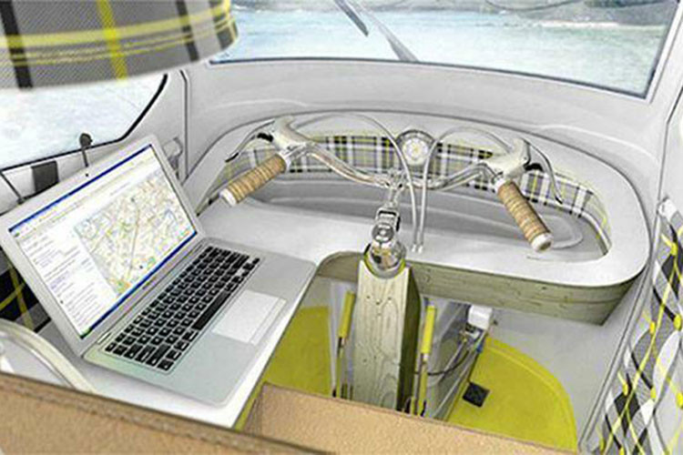 Bất chấp kích thước siêu nhỏ, anh ấy vẫn có thể nhồi nhét đủ trang bị thiết yếu vào trong xe, bao gồm giường ngủ, văn phòng, gian bếp nhỏ, bồn rửa, và nhiều không gian lưu trữ. Hơn nữa, nhà thiết kế người Đức còn phủ các bức tường bằng họa tiết kẻ sọc và thêm các chi tiết tương xứng, chẳng hạn như đèn chiếu sáng treo trên cao và một lớp sơn phù hợp nhằm tăng thêm vẻ tinh tế.