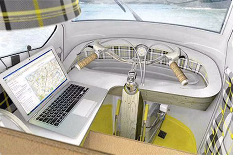 Bất chấp kích thước siêu nhỏ, anh ấy vẫn có thể nhồi nhét đủ trang bị thiết yếu vào trong xe, bao gồm giường ngủ, văn phòng, gian bếp nhỏ, bồn rửa, và nhiều không gian lưu trữ. Hơn nữa, nhà thiết kế người Đức còn phủ các bức tường bằng họa tiết kẻ sọc và thêm các chi tiết tương xứng, chẳng hạn như đèn chiếu sáng treo trên cao và một lớp sơn phù hợp nhằm tăng thêm vẻ tinh tế.