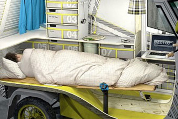 Ở phía bên trái, Comanns đã thêm một bồn rửa (chính xác là một cái xô) với một bể chứa nước nhỏ, một bếp, một tủ lạnh và nơi lưu trữ tất cả “đồ dùng trong nhà bếp”. Anh ấy thậm chí còn đặt thêm một chiếc giá treo quần áo và một chiếc tủ đầu giường.