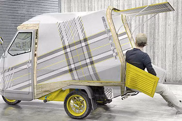 Bufalino được thiết kế dựa trên chiếc Piaggio Ape nổi tiếng, mẫu Ape 50. Được giới thiệu trong năm 1949, Piaggio Ape ban đầu còn được gọi là VespaCar hoặc TriVespa bởi vì nó là một chiếc xe nhỏ bé giống như chiếc xe tay ga của Ý, nhưng với chức năng thực dụng. Trong trường hợp cụ thể này, Comanns đã chọn nó vì tính tiết kiệm nhiên liệu: trong khi chiếc xe van không hề nhanh hoặc mạnh mẽ, động cơ 49,8 cc của nó lại rất tiết kiệm nhiên liệu.