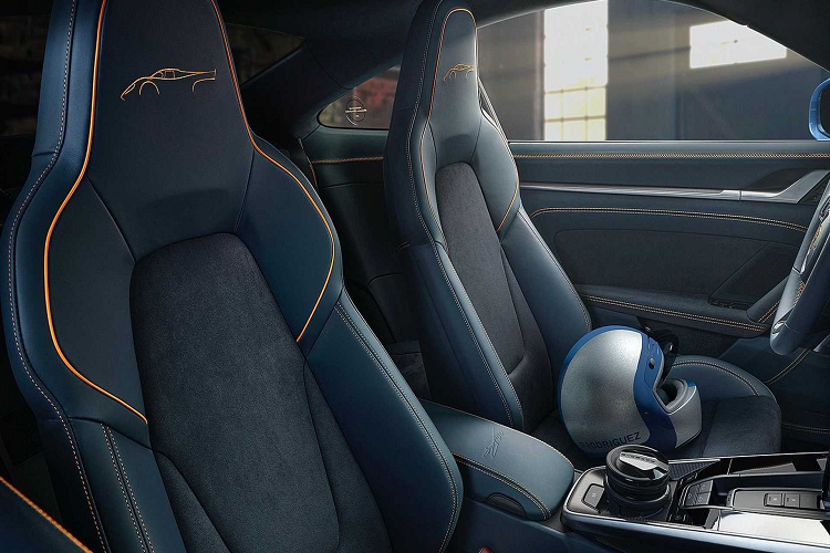 Nội thất của xe cũng ảnh hưởng thiết kế chung của ngoại thất với 3 màu chủ đạo xanh, đen và cam. Bệ cửa và tựa tay trung tâm cũng được khắc tên của tay đua.