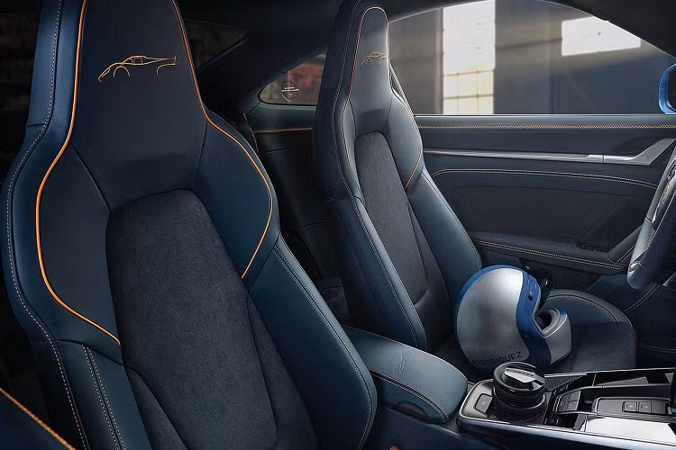 Nội thất của xe cũng ảnh hưởng thiết kế chung của ngoại thất với 3 màu chủ đạo xanh, đen và cam. Bệ cửa và tựa tay trung tâm cũng được khắc tên của tay đua.