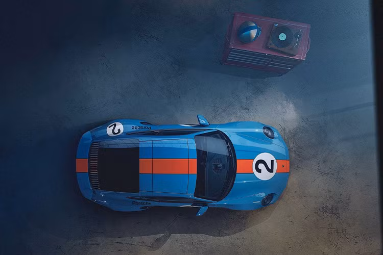 Bộ ghế trên xe sử dụng chất liệu da cao cấp và Alcantara màu xanh cùng những đường chỉ màu cam tương phản. Tựa đầu cho thêu hình chiếc Porsche 917K.