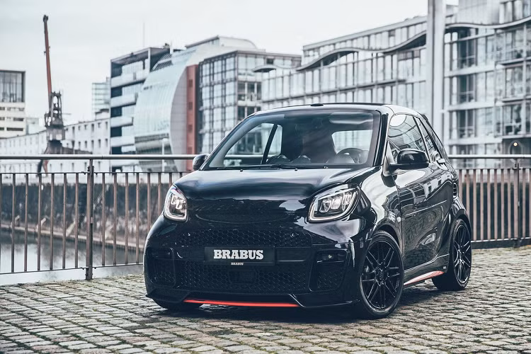 Brabus, hãng độ danh tiếng tại Đức, đã cho ra mắt mẫu xe đô thị Brabus 92R. Mẫu xe này được sản xuất với số lượng giới hạn 50 chiếc, giá xe Brabus 92R bán ra khởi điểm 46.284 euro (tương đương 1,26 tỷ đồng).