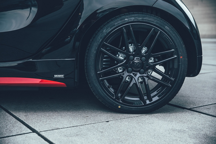 Bộ mâm nguyên bản được thay bằng mâm Monoblock IX màu đen bóng, kích thước mâm trước/sau lần lượt là 16 inch và 17 inch. Hệ thống treo cũng được Brabus nâng cấp thành dạng cuộn (coil over suspension).