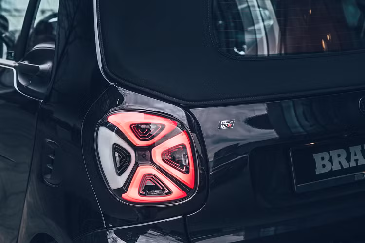 Bên cạnh đó, các kỹ thuật viên của Brabus đã phát triển bộ nâng cấp hiệu suất PowerXtra cho chiếc xe, giúp khai thác được nhiều công suất hơn trên cùng một động cơ.