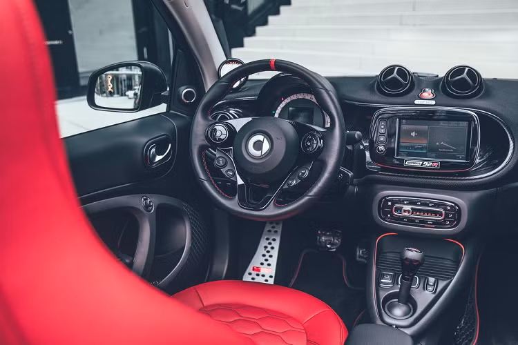 Nội thất của 92R được bổ sung thêm nút lựa chọn chế độ lái, bao gồm Basic, Eco, Sport và Sport +. Trong đó, chế độ Basic chỉ cung cấp sức mạnh tương đương một chiếc Smart EQ Fortwo Cabiro nguyên bản.