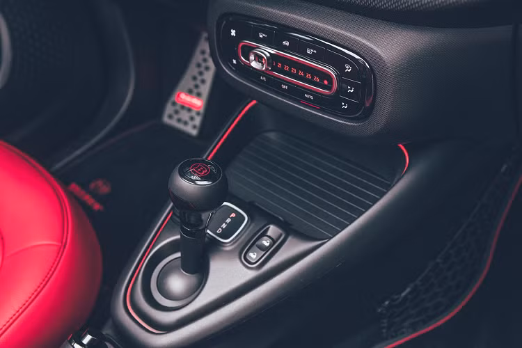 Ở chế độ Sport +, Brabus 92R có thể tăng tốc 0-100 km/h trong 10,9 giây. Phạm vi hoạt động tối đa của mẫu xe này ở chế độ Sport + là 125 km.