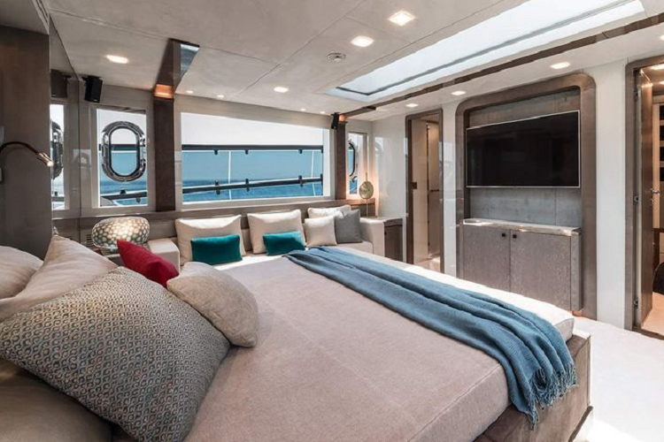 Phòng ngủ riêng là đáng chú ý nhất với thiết kế như một căn hộ cao cấp có đủ tiện nghi như phòng tắm riêng, ti vi, khu vực giải trí, tủ quần áo, một giếng trời lớn và giường ngủ cỡ lớn. 