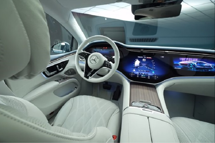 Thực tế, đó là một cụm màn hình bao gồm 3 màn hình, được trang bị vi xử lý 24 GB RAM cùng phần mềm MBUX thế hệ mới nhất. Hệ thống lọc không khí HEPA sẽ là trang bị tiêu chuẩn trên EQS. Ở các phiên bản cao hơn, xe còn có cả máy lọc không khí có khả năng khử khuẩn, khử mùi hôi và toả hương nước hoa. Ngoài ra, hệ thống đèn LED nội thất trong EQS cũng rất đáng chú ý với cách phân bố vùng mang tới cảm giác tràn ngập sự tinh tế cho khách hàng.