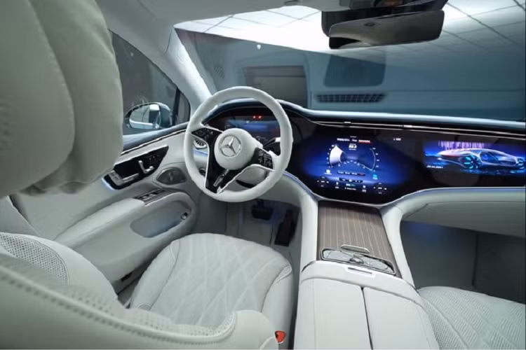 Thực tế, đó là một cụm màn hình bao gồm 3 màn hình, được trang bị vi xử lý 24 GB RAM cùng phần mềm MBUX thế hệ mới nhất. Hệ thống lọc không khí HEPA sẽ là trang bị tiêu chuẩn trên EQS. Ở các phiên bản cao hơn, xe còn có cả máy lọc không khí có khả năng khử khuẩn, khử mùi hôi và toả hương nước hoa. Ngoài ra, hệ thống đèn LED nội thất trong EQS cũng rất đáng chú ý với cách phân bố vùng mang tới cảm giác tràn ngập sự tinh tế cho khách hàng.