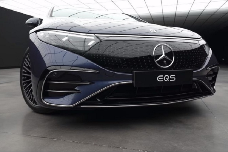Mercedes EQS chạy điện là một hướng đi mới của hãng xe sang đến từ Đức, và nó tự hào khi trở thành chiếc ô tô thương mại có lực cản thấp nhất với hệ số chỉ 0,20. Cũng nhờ đó mà EQS có thể vận hành trong quãng đường lên tới 769 km trên một lần sạc đầy. Đó là khi xe được trang bị bộ pin dung tích 107,8 kWh. Trong tương lai, hãng sẽ giới thiệu thêm một phiên bản dùng pin 90 kWh nhỏ hơn. Bên trong xe còn ấn tượng hơn nữa với "siêu màn hình" 56 inch - trong lịch sử chưa chiếc xe thương mại nào có màn hình lớn đến vậy.