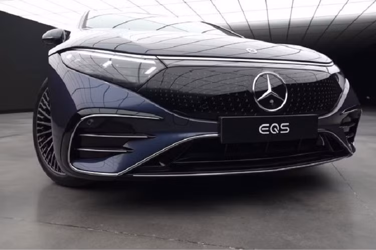 Mercedes EQS chạy điện là một hướng đi mới của hãng xe sang đến từ Đức, và nó tự hào khi trở thành chiếc ô tô thương mại có lực cản thấp nhất với hệ số chỉ 0,20. Cũng nhờ đó mà EQS có thể vận hành trong quãng đường lên tới 769 km trên một lần sạc đầy. Đó là khi xe được trang bị bộ pin dung tích 107,8 kWh. Trong tương lai, hãng sẽ giới thiệu thêm một phiên bản dùng pin 90 kWh nhỏ hơn. Bên trong xe còn ấn tượng hơn nữa với "siêu màn hình" 56 inch - trong lịch sử chưa chiếc xe thương mại nào có màn hình lớn đến vậy.