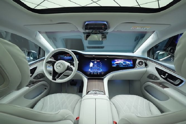 Trước mắt, Mercedes-Benz EQS sẽ được bán ra với 2 phiên bản, bao gồm bản EQS 450 dẫn động cầu sau và EQS 580 4Matic dẫn động 4 bánh. Trên phiên bản EQS 450, xe được trang bị một mô-tơ điện, sản sinh công suất 329 mã lực và 568 Nm mô-men xoắn, thời gian tăng tốc từ 0 - 100 km/h là 6,2 giây. Xe có trọng lượng 2.480 kg.