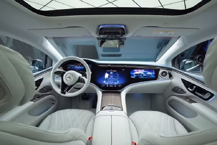 Trước mắt, Mercedes-Benz EQS sẽ được bán ra với 2 phiên bản, bao gồm bản EQS 450 dẫn động cầu sau và EQS 580 4Matic dẫn động 4 bánh. Trên phiên bản EQS 450, xe được trang bị một mô-tơ điện, sản sinh công suất 329 mã lực và 568 Nm mô-men xoắn, thời gian tăng tốc từ 0 - 100 km/h là 6,2 giây. Xe có trọng lượng 2.480 kg.