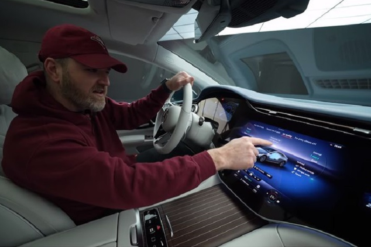 Trên phiên bản EQS 580 4Matic, xe sử dụng 2 mô-tơ điện, sản sinh công suất 516 mã lực và 854 Nm mô-men xoắn, thời gian tăng tốc từ 0 - 100 km/h là 4,3 giây. Xe có trọng lượng là 2.585 kg. Giá xe Mercedes-Benz EQS dự kiến từ 110.000 USD (khoảng 2,53 tỷ đồng)và sẽ bán ra từ mùa thu năm nay.