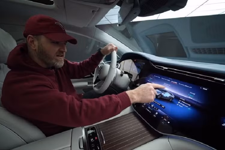 Trên phiên bản EQS 580 4Matic, xe sử dụng 2 mô-tơ điện, sản sinh công suất 516 mã lực và 854 Nm mô-men xoắn, thời gian tăng tốc từ 0 - 100 km/h là 4,3 giây. Xe có trọng lượng là 2.585 kg. Giá xe Mercedes-Benz EQS dự kiến từ 110.000 USD (khoảng 2,53 tỷ đồng)và sẽ bán ra từ mùa thu năm nay.