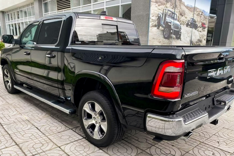 Cấu hình động cơ V8 5.7L hút khí tự nhiên trên Ram 1500 Laramie phân phối chính hãng tương đương với Toyota Tundra (đời cũ), bên cạnh mang dung tích lớn hơn động cơ của Ford F-150 (V6 3.5L twin-turbo).
