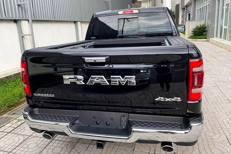 Được biết, giá xe Ram 1500 Laramie 2021 có mức bán ra chính hãng khoảng 5,5 tỷ đồng. Vì giá bán cao, gấp khoảng 5 lần so với các mẫu bán tải cỡ trung như Ford Ranger.