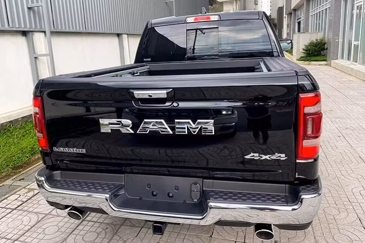 Được biết, giá xe Ram 1500 Laramie 2021 có mức bán ra chính hãng khoảng 5,5 tỷ đồng. Vì giá bán cao, gấp khoảng 5 lần so với các mẫu bán tải cỡ trung như Ford Ranger.
