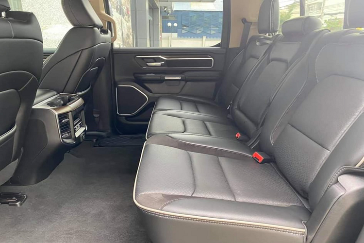 Ram 1500 Laramie sử dụng động cơ Xăng V8, dung tích 5.7L MDS VVT hút khí tự nhiên cho công suất tối đa 395 mã lực và mô-men xoắn cực đại 556 Nm. Sức mạnh được truyền xuống bốn bánh (4WD), thông qua hộp số tự động 8 cấp TorqueFlite. Đây là cấu hình máy V8 5.7L hút khí tự nhiên tiêu chuẩn, khi dòng Ram 1500 Laramie có tùy chọn động cơ V8 5.7L hút khí tự nhiên, kết hợp với hệ truyền động mild hybrid eTorque.