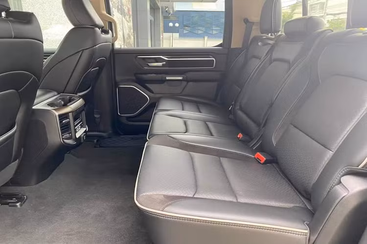 Ram 1500 Laramie sử dụng động cơ Xăng V8, dung tích 5.7L MDS VVT hút khí tự nhiên cho công suất tối đa 395 mã lực và mô-men xoắn cực đại 556 Nm. Sức mạnh được truyền xuống bốn bánh (4WD), thông qua hộp số tự động 8 cấp TorqueFlite. Đây là cấu hình máy V8 5.7L hút khí tự nhiên tiêu chuẩn, khi dòng Ram 1500 Laramie có tùy chọn động cơ V8 5.7L hút khí tự nhiên, kết hợp với hệ truyền động mild hybrid eTorque.