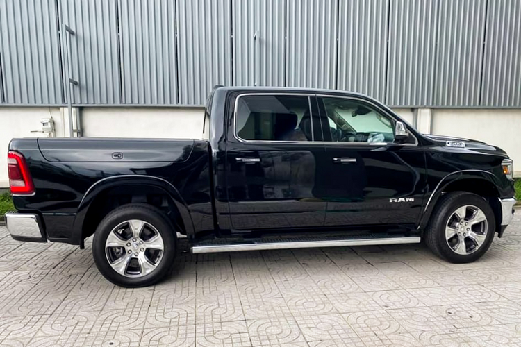 Chính vì thế, Ram 1500 trở thành mẫu bán tải phù hợp với một nhóm nhỏ khách hàng có điều kiện kinh tế khá giả. Cần một mẫu bán tải mạnh mẽ, hầm hố và rộng rãi để phục vụ cho gia đình hay thỏa đam mê.